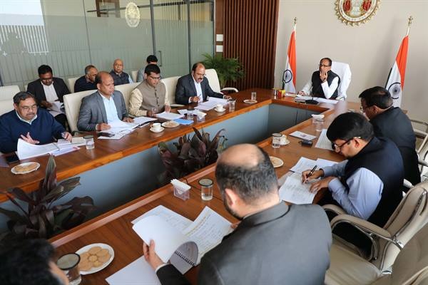 मुख्यमंत्री शिवराज ने बड़ी शासकीय परियोजनाओं की समीक्षा की 