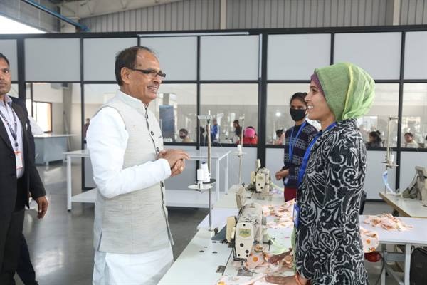 मुख्यमंत्री शिवराज ने चारपुरा में रेडीमेट गारमेंट इकाई का उद्घाटन किया 