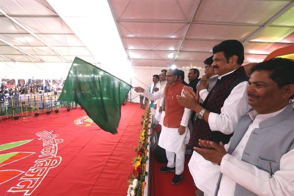 मुख्यमंत्री चौहान ने भिंड में विकास यात्रा को हरी झंडी दिखाकर किया रवाना 