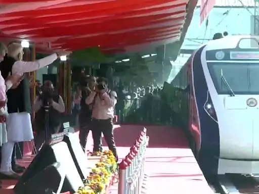 प्रधानमंत्री मोदी ने वंदे भारत ट्रेन को हरी झंडी दिखाकर किया रवाना 