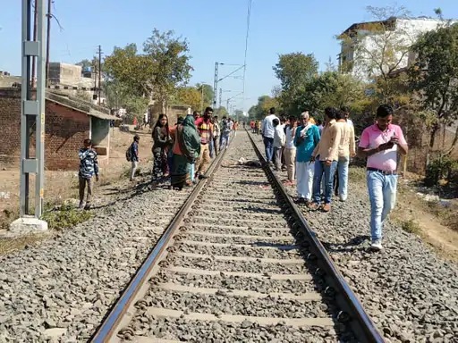 बंद रेलवे फाटक पार करते समय ट्रैन से कटे दो युवक 