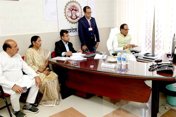 सीएम चौहान ने जबलपुर में नमामि नर्मदे प्रोजेक्ट को लेकर अधिकारियों के साथ की वर्चुअल बैठक